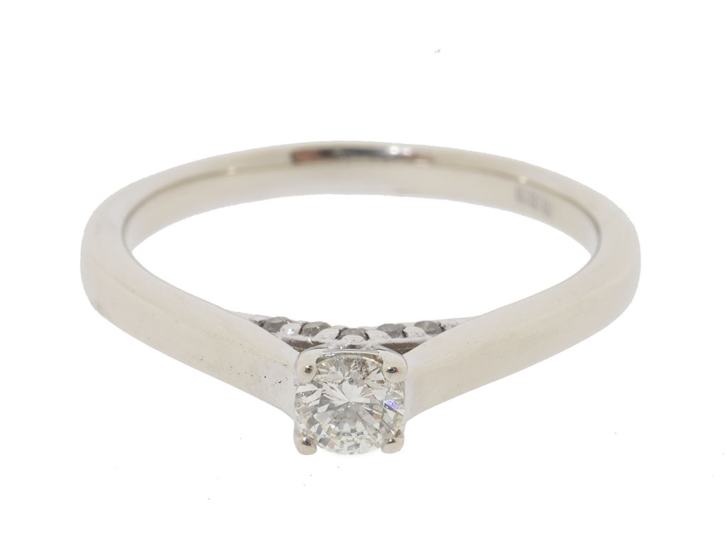 Lovely Champagne | Witgouden Solitair Ring Met Twee Kleuren Diamanten 